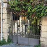 Adiacente a questo ingresso si trova un cancello che d� accesso al giardinetto interno ricco di alberi e piante